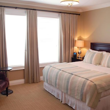 124 On Queen Hotel & Spa 나이아가라온더레이크 외부 사진 A bedroom at the Inn