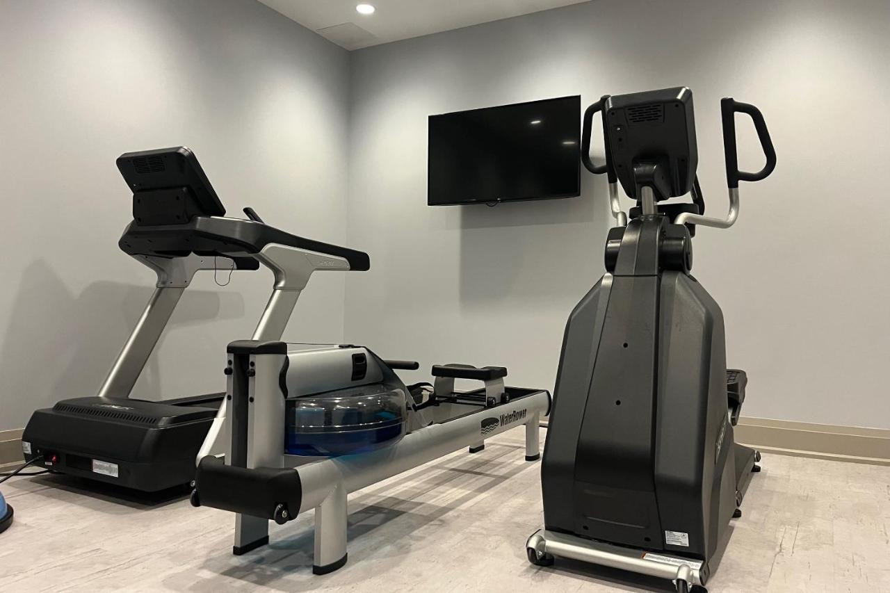 124 On Queen Hotel & Spa 나이아가라온더레이크 외부 사진 A treadmill and elliptical trainer