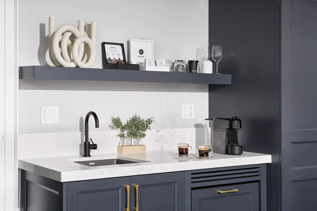 124 On Queen Hotel & Spa 나이아가라온더레이크 외부 사진 A coffee station in a home