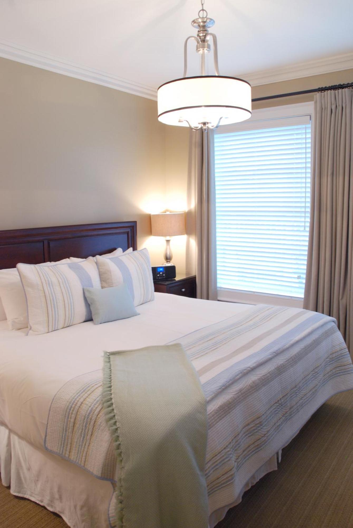 124 On Queen Hotel & Spa 나이아가라온더레이크 외부 사진 A bedroom