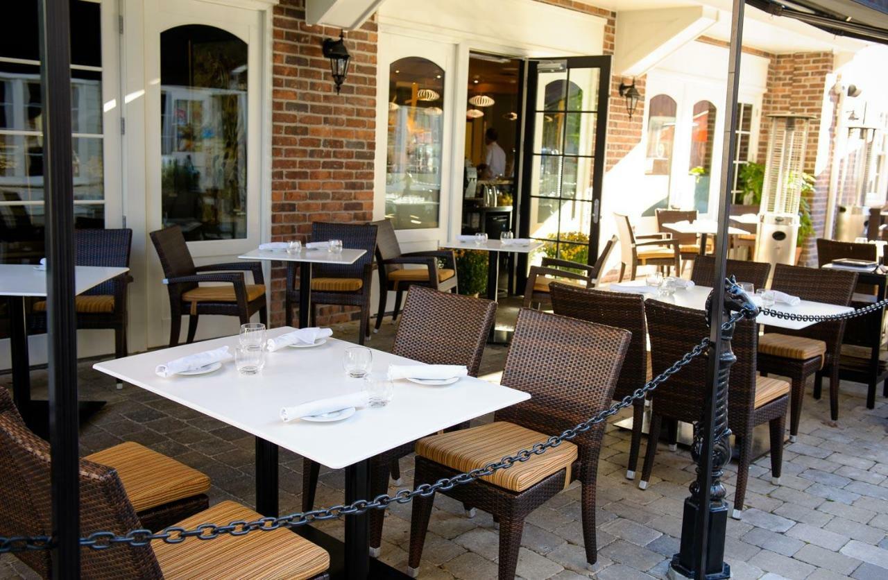 124 On Queen Hotel & Spa 나이아가라온더레이크 외부 사진 The patio at the restaurant