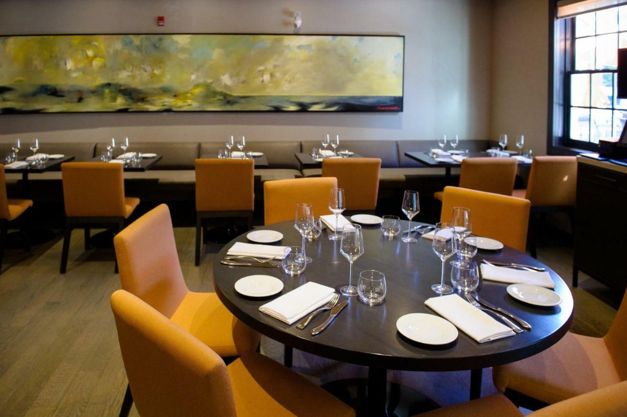 124 On Queen Hotel & Spa 나이아가라온더레이크 외부 사진 Interior of the restaurant