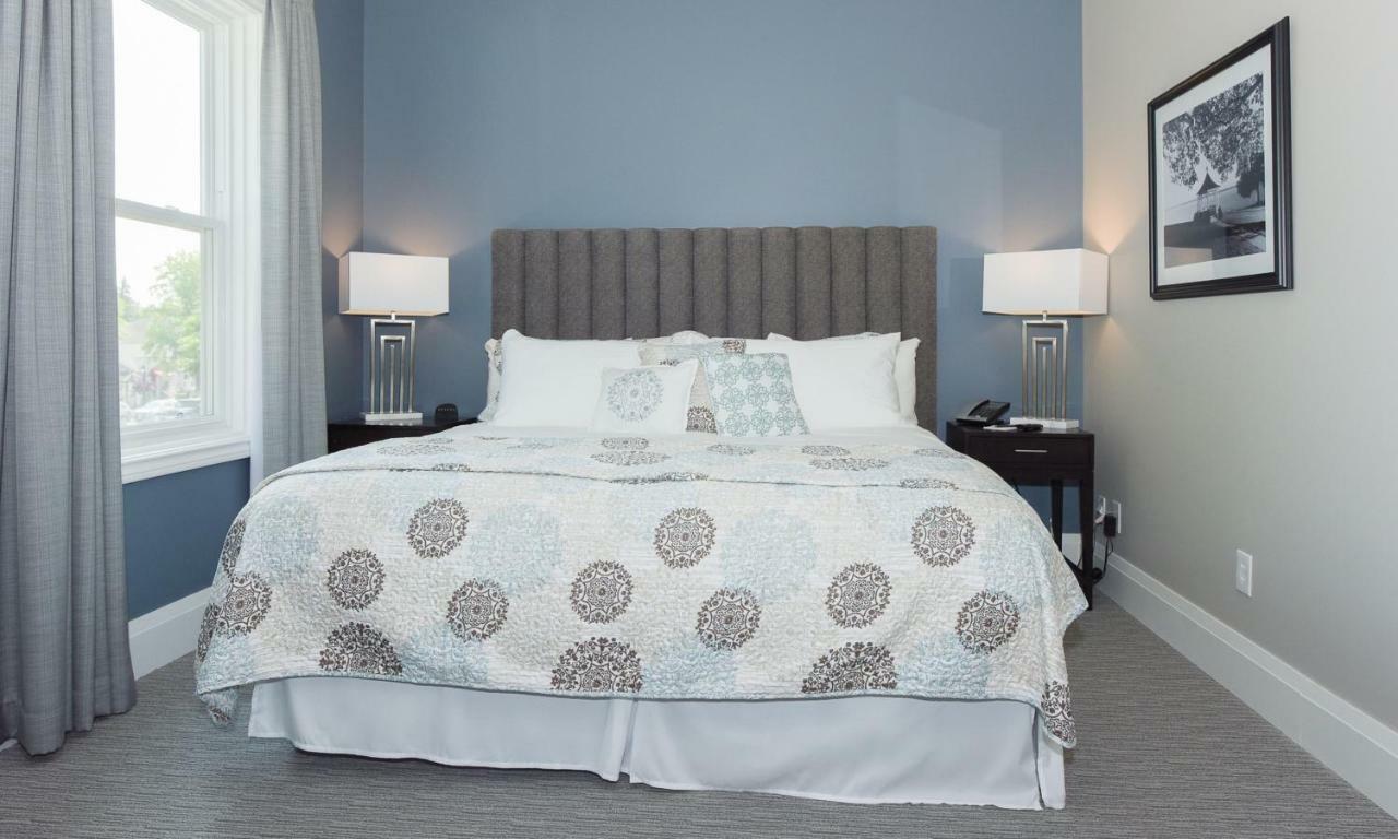 124 On Queen Hotel & Spa 나이아가라온더레이크 외부 사진 A bedroom at the Inn at the Opera