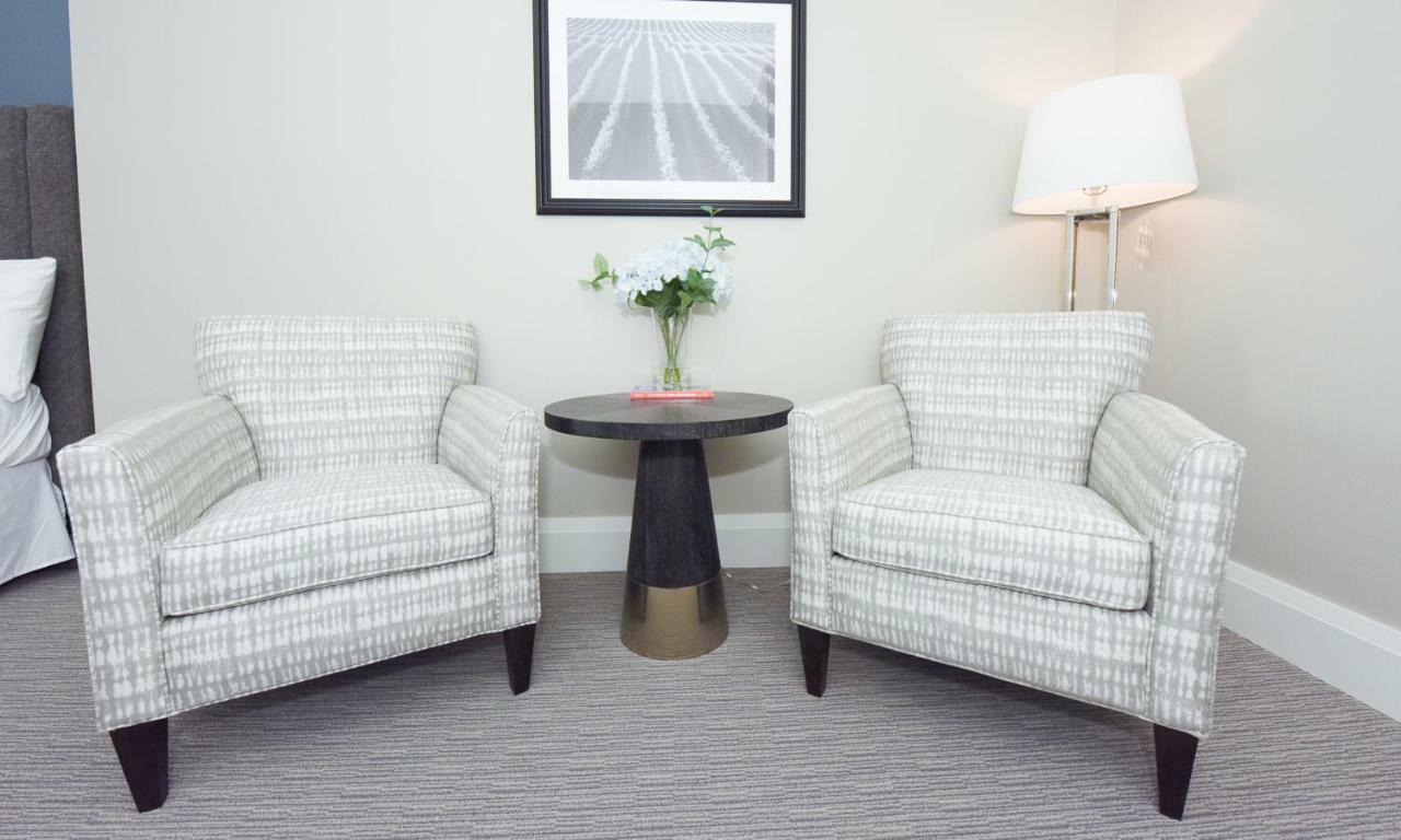 124 On Queen Hotel & Spa 나이아가라온더레이크 외부 사진 A pair of club chairs