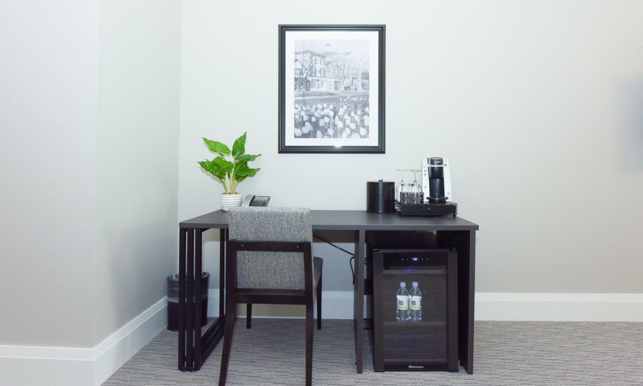 124 On Queen Hotel & Spa 나이아가라온더레이크 외부 사진 A typical hotel room with a Nespresso machine