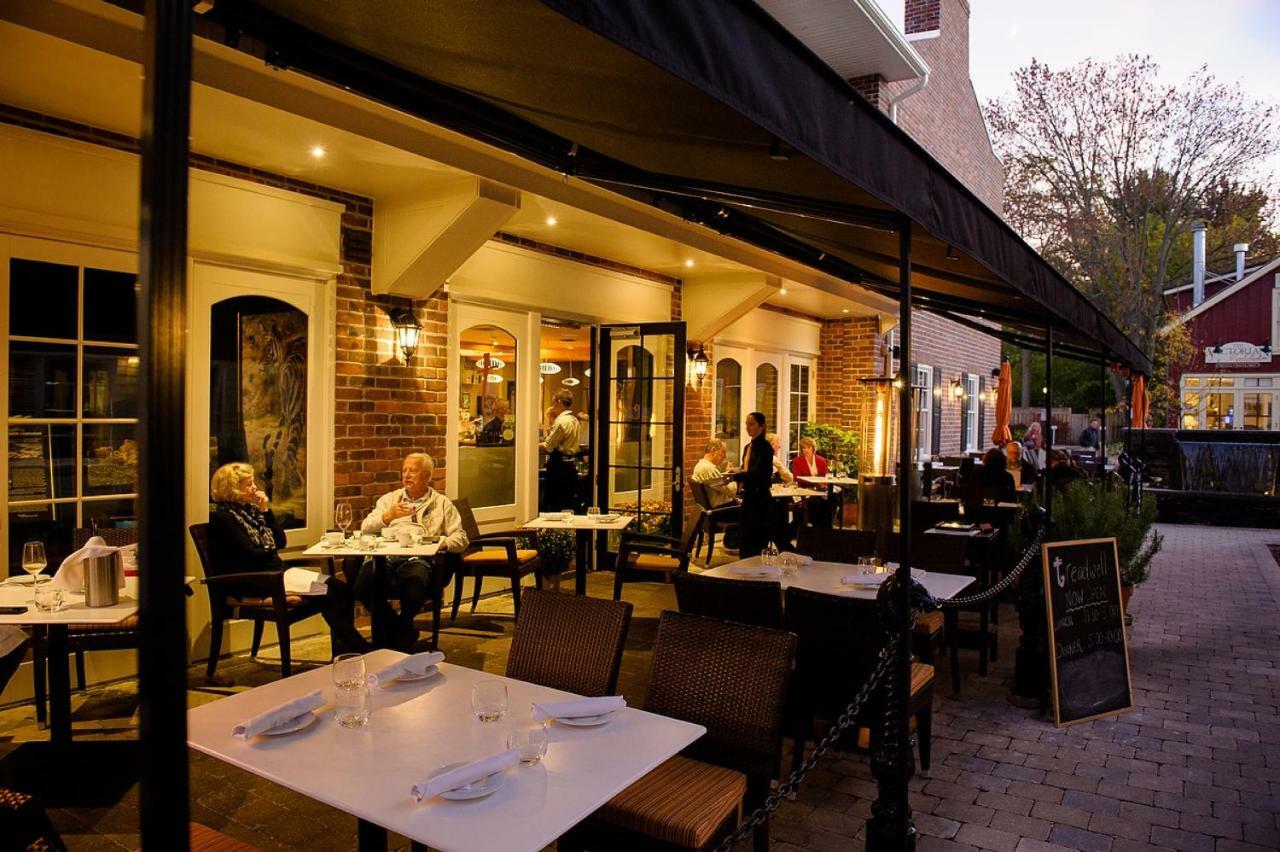 124 On Queen Hotel & Spa 나이아가라온더레이크 외부 사진 The restaurant in 2011