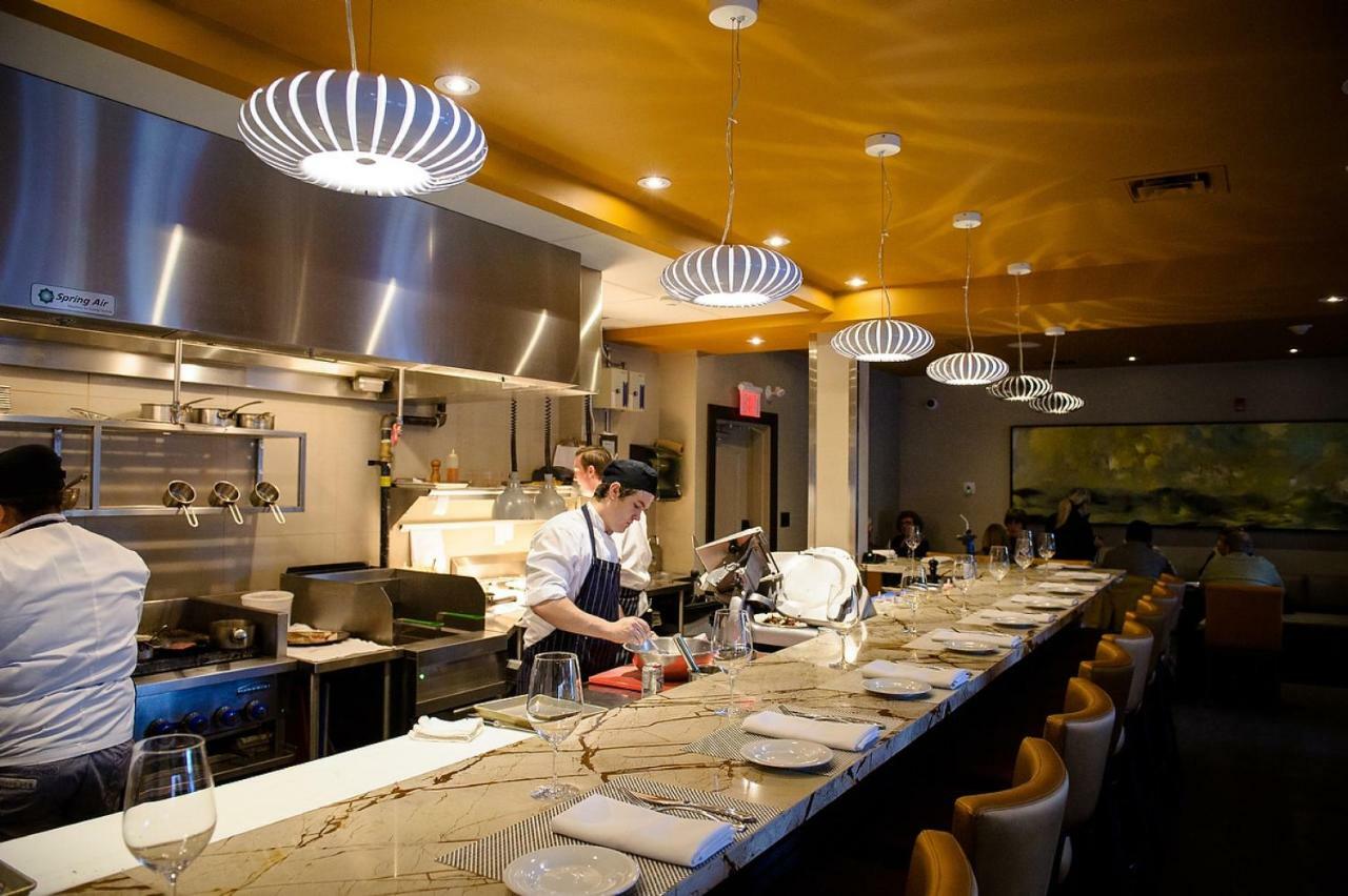124 On Queen Hotel & Spa 나이아가라온더레이크 외부 사진 The interior of the restaurant