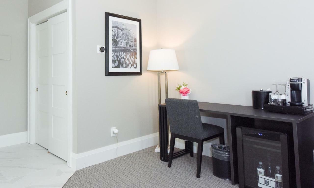 124 On Queen Hotel & Spa 나이아가라온더레이크 외부 사진 A smart plug in a hotel room