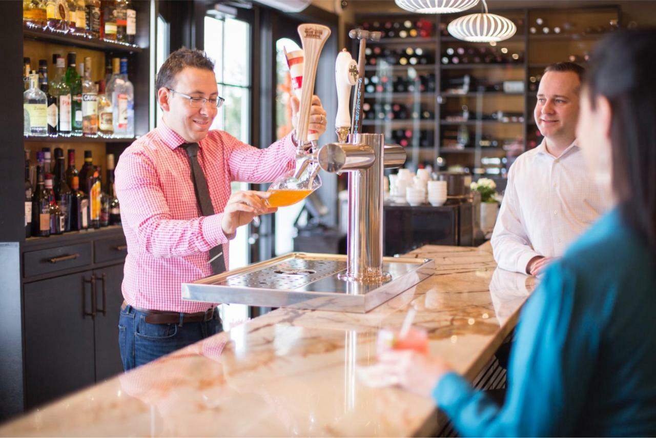 124 On Queen Hotel & Spa 나이아가라온더레이크 외부 사진 A bartender serving beer