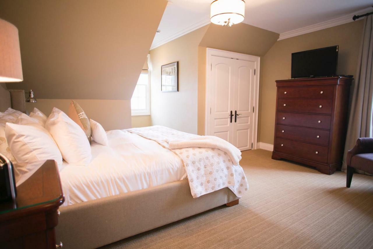 124 On Queen Hotel & Spa 나이아가라온더레이크 외부 사진 A bedroom at the Inn at the Opera