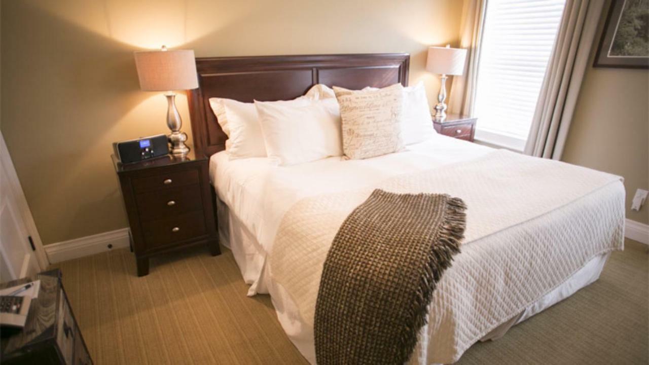 124 On Queen Hotel & Spa 나이아가라온더레이크 외부 사진 A bed with a throw