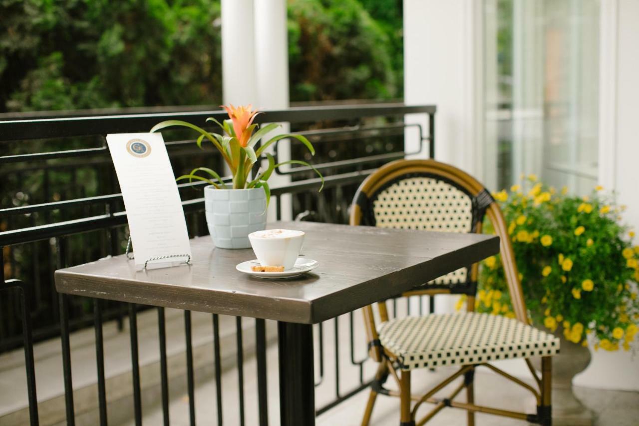 124 On Queen Hotel & Spa 나이아가라온더레이크 외부 사진 A bistro table and chair