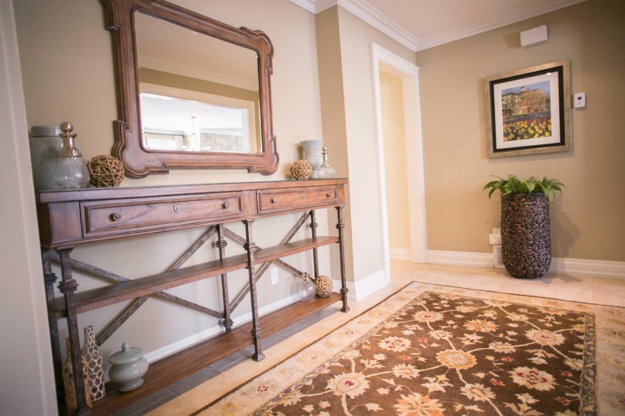 124 On Queen Hotel & Spa 나이아가라온더레이크 외부 사진 A console table
