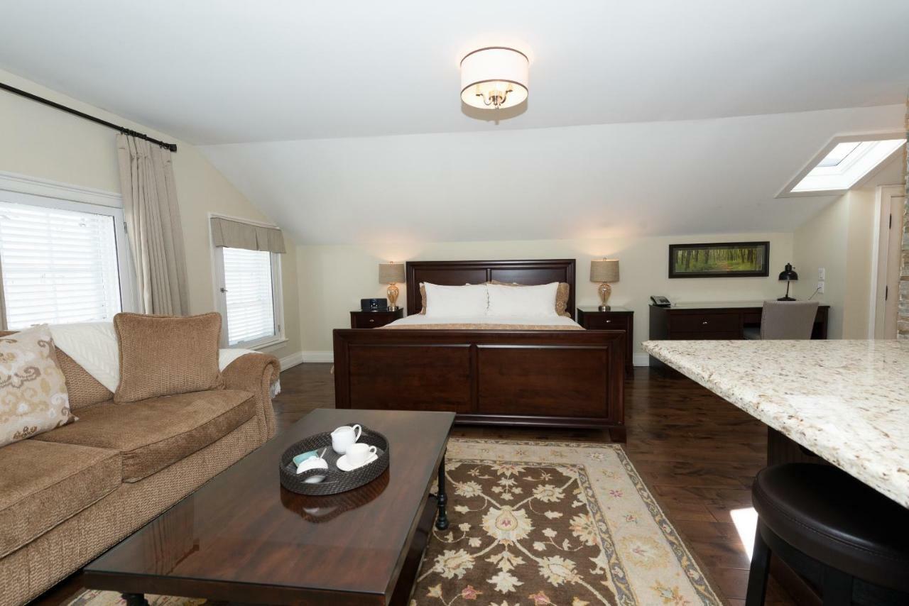 124 On Queen Hotel & Spa 나이아가라온더레이크 외부 사진 A bedroom in a typical apartment