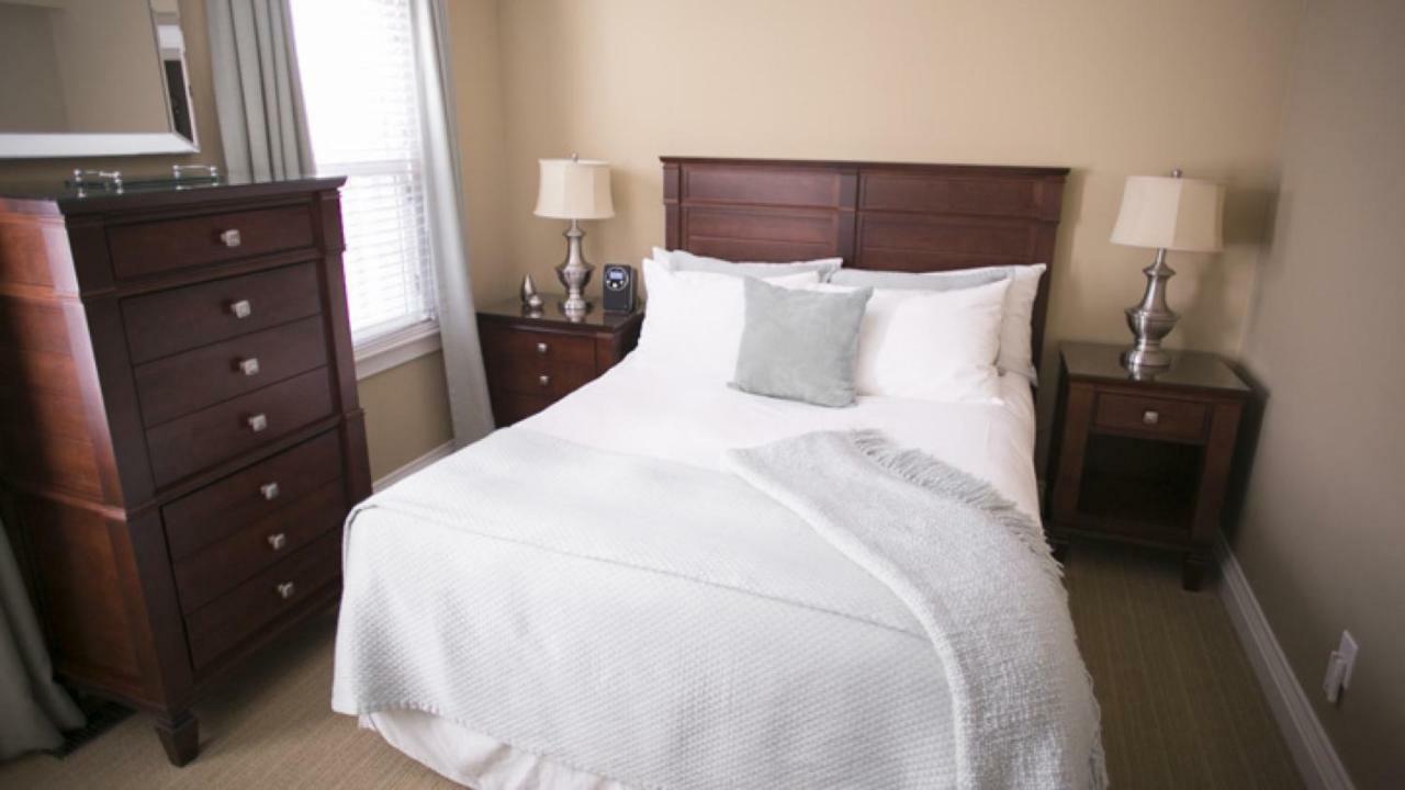 124 On Queen Hotel & Spa 나이아가라온더레이크 외부 사진 A bedroom