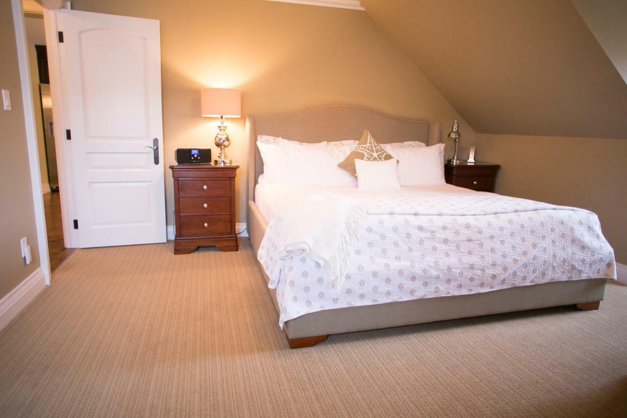124 On Queen Hotel & Spa 나이아가라온더레이크 외부 사진 A bedroom at the Inn at the Opera House