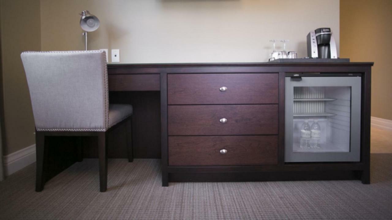 124 On Queen Hotel & Spa 나이아가라온더레이크 외부 사진 A mini-refrigerator in a hotel room