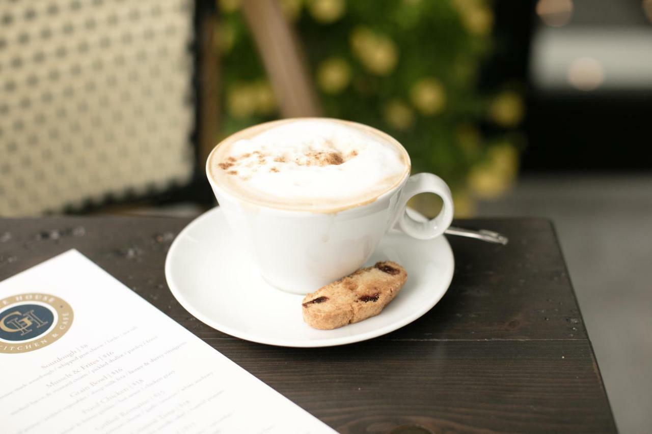 124 On Queen Hotel & Spa 나이아가라온더레이크 외부 사진 A cappuccino