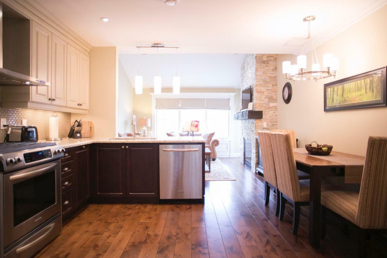 124 On Queen Hotel & Spa 나이아가라온더레이크 외부 사진 A kitchen in a typical condominium