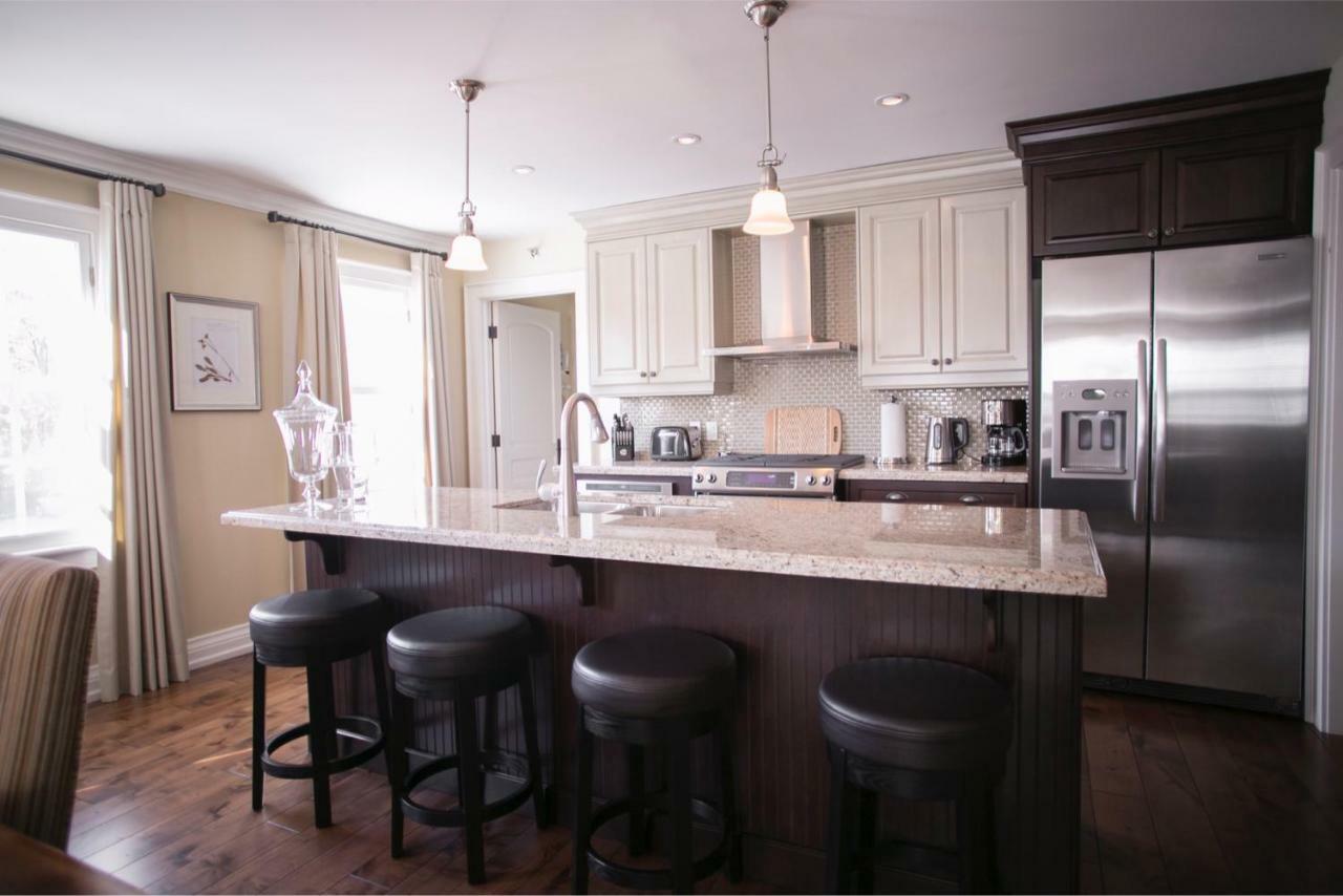 124 On Queen Hotel & Spa 나이아가라온더레이크 외부 사진 A kitchen with a granite island