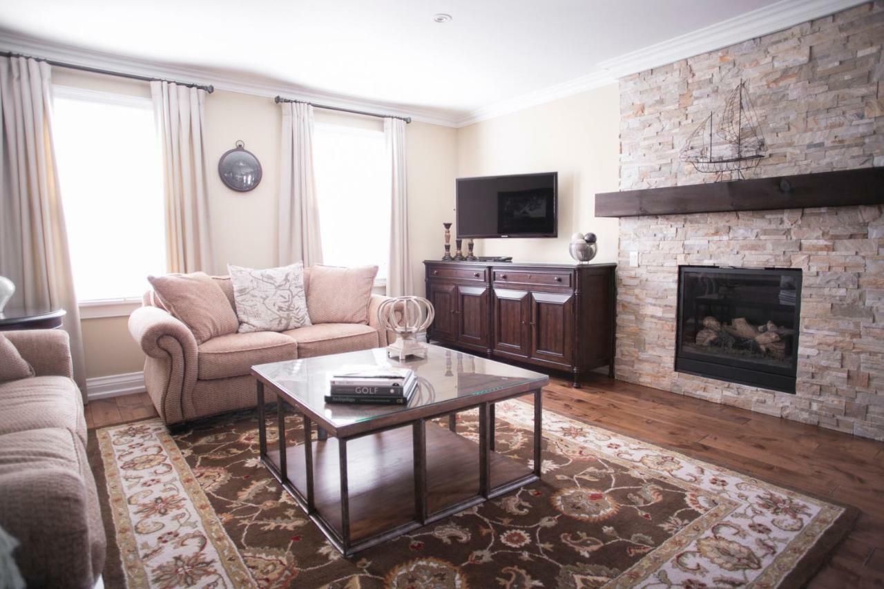 124 On Queen Hotel & Spa 나이아가라온더레이크 외부 사진 A living room with a fireplace