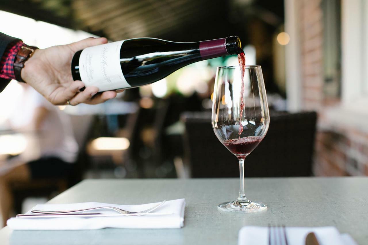 124 On Queen Hotel & Spa 나이아가라온더레이크 외부 사진 Wine being poured